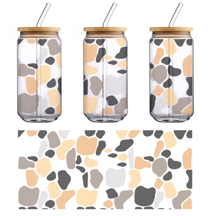 Un patrón abstracto vibrante que presenta formas irregulares en tonos cálidos de beige, marrón, blanco y gris, creando una textura visual dinámica. Transferencias UV