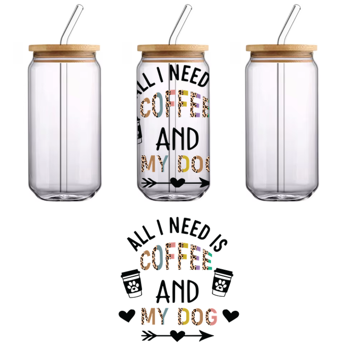 Diseño brillante y divertido que presenta la frase "Todo lo que necesito es café y mi perro", adornado con ilustraciones de tazas de café. Transferencias UV