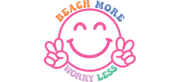 Un diseño alegre que presenta una cara sonriente con la frase "Playa más, preocúpate menos" en colores vibrantes. Transferencias UV