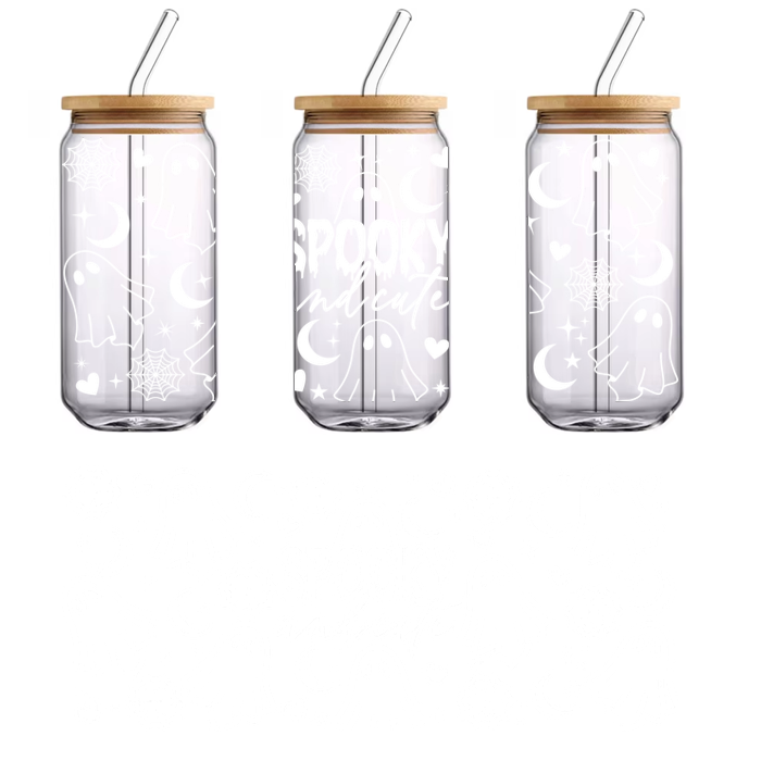 Un diseño extravagante con temática de Halloween que presenta fantasmas divertidos, lunas, estrellas y telarañas con la palabra "Spooky" resaltada. Transferencias UV