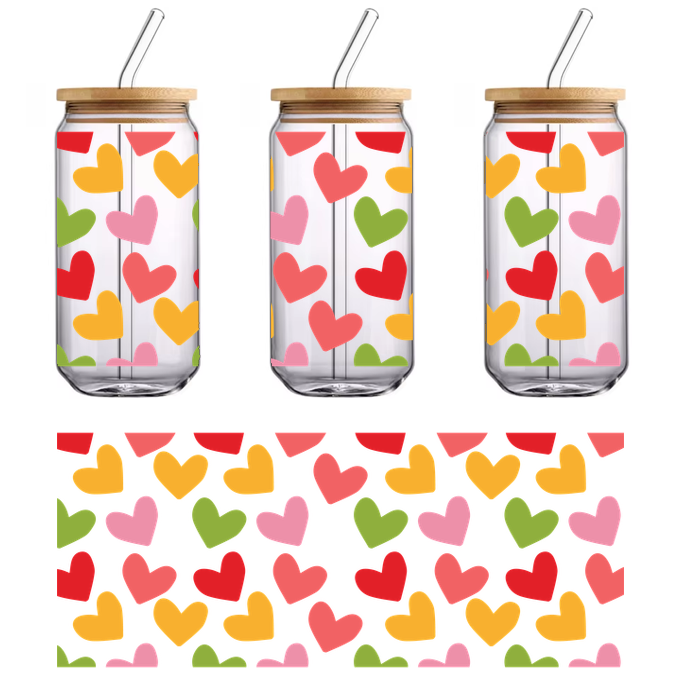 Un patrón vibrante de corazones coloridos en tonos de rojo, rosa, amarillo y verde sobre un fondo negro. Transferencias UV