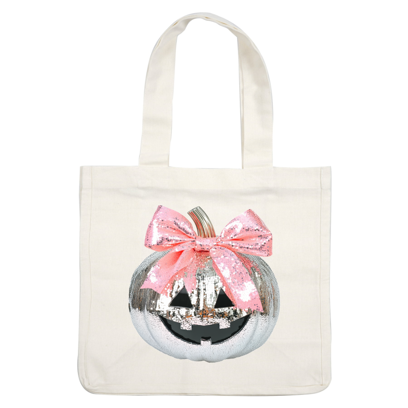 Esta encantadora calabaza presenta un diseño de lentejuelas plateadas brillantes y un divertido lazo rosa, perfecto para la decoración de Halloween.