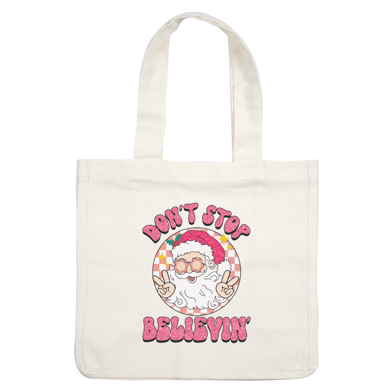 Un alegre Papá Noel con gafas hace un signo de paz, adornado con un festivo texto rosa brillante que dice "NO DEJES DE CREER".