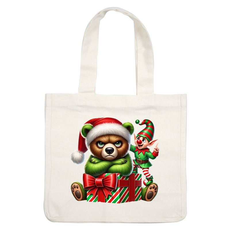 Un oso gruñón con un gorro de Papá Noel se sienta sobre un regalo, mientras un elfo alegre hace gestos juguetones a su lado. Transferencias DTF