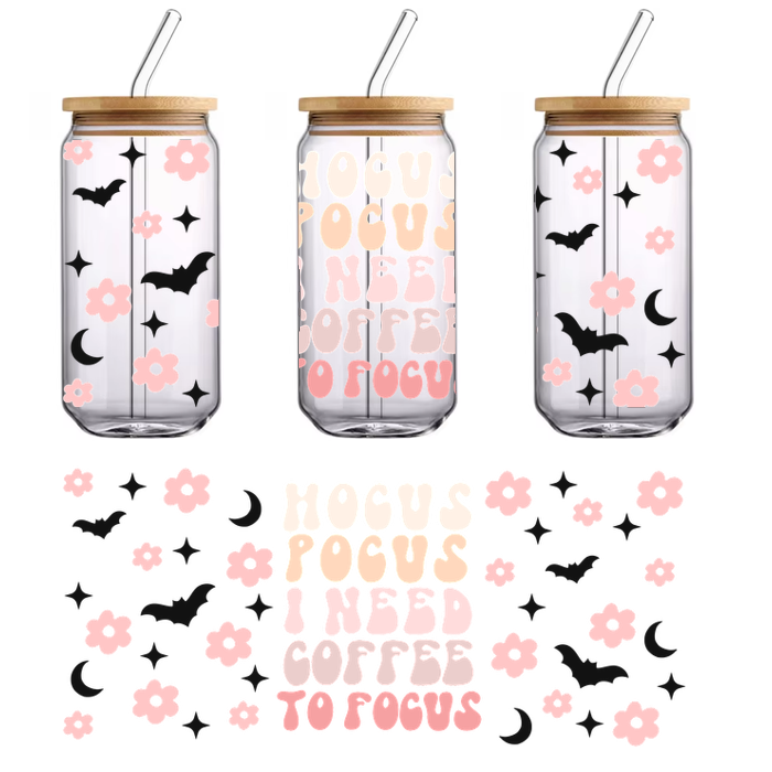 Un diseño extravagante que presenta la frase "Hocus Pocus, I Need Coffee to Focus" (Necesito café para concentrarme), rodeada de flores rosas y murciélagos. Transferencias UV