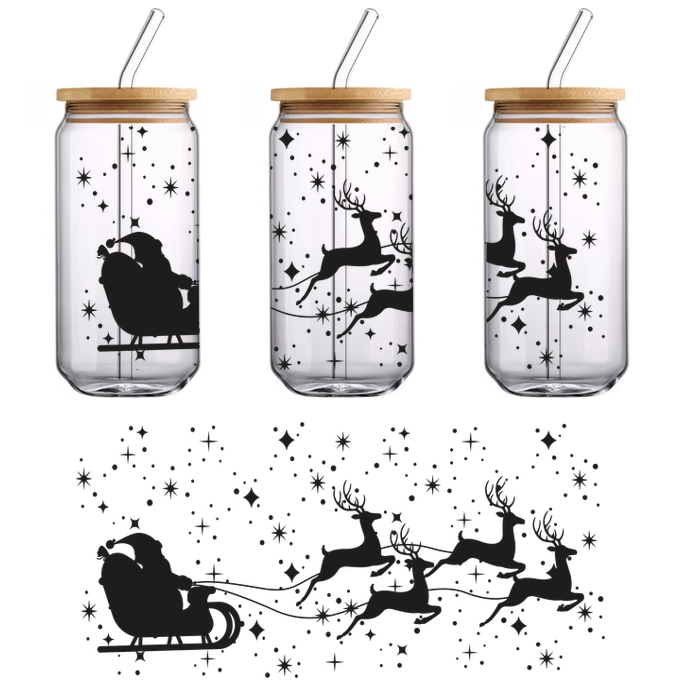 Una silueta caprichosa de Papá Noel en su trineo, tirado por renos contra un fondo nevado. Transferencias UV