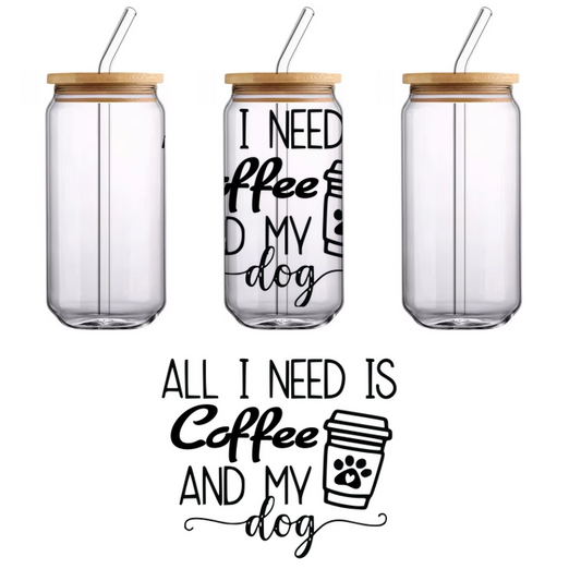 Un diseño encantador que presenta la frase "Todo lo que necesito es café y mi perro", acompañada de una divertida ilustración de una taza de café. Transferencias UV