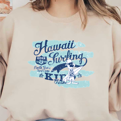 Un gráfico divertido que presenta un personaje con una camisa hawaiana sosteniendo una tabla de surf, celebrando el surf en Hawái y los campamentos de surf para niños.