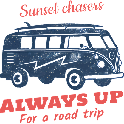 Gráfico de una furgoneta camper retro con tablas de surf y el lema "Cazadores de puestas de sol, SIEMPRE DISPUESTOS a un viaje por carretera". ¡Perfecto para los amantes de la aventura!