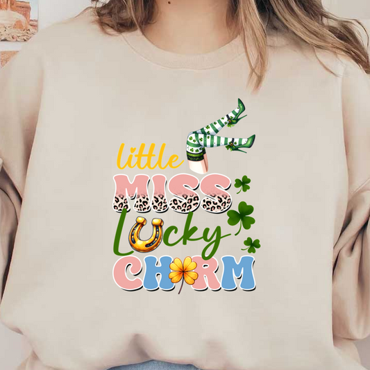 Diseño caprichoso "Little Miss Lucky Charm" que presenta texto divertido, patrones de leopardo, tréboles y patas de duende travieso con rayas verdes.