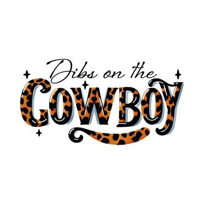 Un gráfico divertido y vibrante que presenta la frase "Ride on the Cowboy" en un elegante diseño con estampado de leopardo.