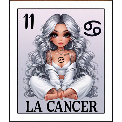 Un personaje del signo zodiacal Cáncer bellamente ilustrado con cabello largo plateado, adornado con un atuendo blanco y que muestra tatuajes intrincados.