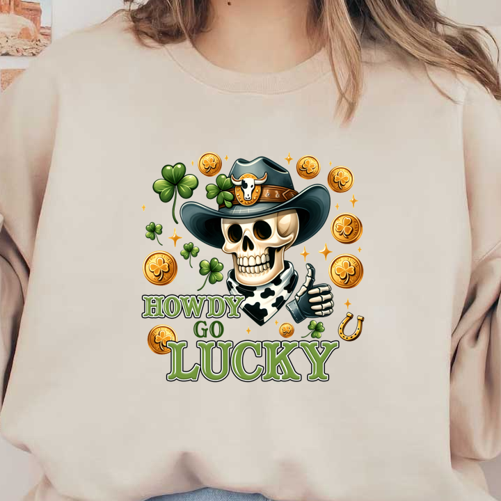 Un gráfico de calavera de vaquero caprichoso que presenta tréboles de la suerte, monedas de oro y un divertido diseño de texto "Howdy Go Lucky".