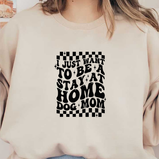 Diseño de texto gráfico divertido que expresa el deseo de ser una "mamá de perro que se queda en casa" y presenta un estilo retro divertido.