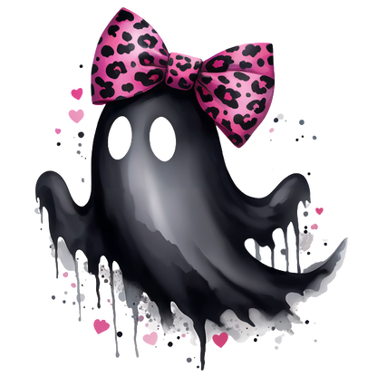 Este lindo personaje fantasma presenta un aspecto negro brillante con un lazo con estampado de leopardo rosa vibrante, rodeado de corazones divertidos.