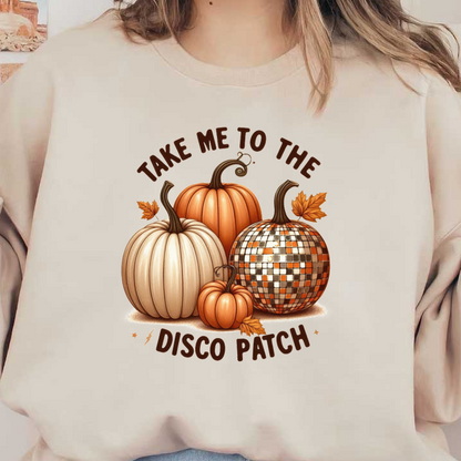 Una divertida ilustración que presenta cuatro calabazas, incluida una calabaza con forma de bola de discoteca, con el divertido texto "Llévame a la discoteca".