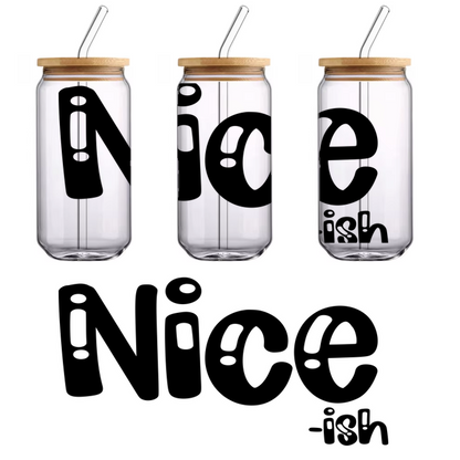 Esta imagen presenta una silueta simple y elegante de un cuervo en negro. Transferencias UV