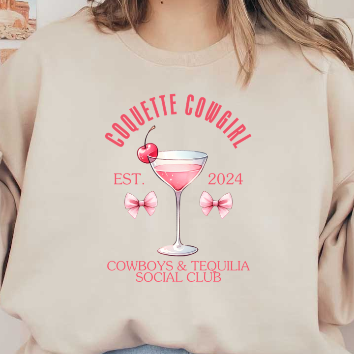 Logotipo divertido que presenta un cóctel rosa con una cereza, flanqueado por lazos, que representa al club social Coquette Cowgirl, fundado en 2024.