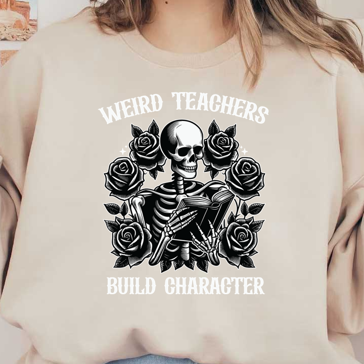 Un llamativo diseño gráfico que presenta una calavera leyendo un libro, rodeada de rosas, con la frase "Los maestros extraños construyen el carácter".