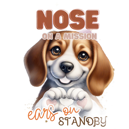 Dulce y divertida ilustración de un cachorro Beagle con una expresión encantadora, que incluye la frase "Nariz en una misión, orejas en espera".