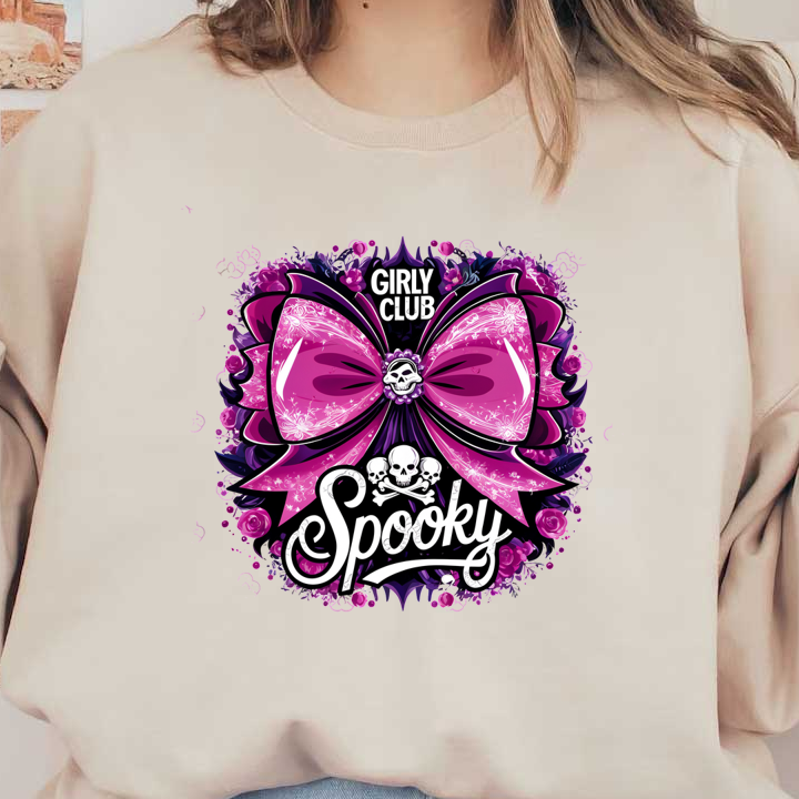 Un gráfico vibrante y espeluznante que presenta un gran lazo rosa, detalles de calaveras y elementos florales con el texto "Girly Club Spooky".