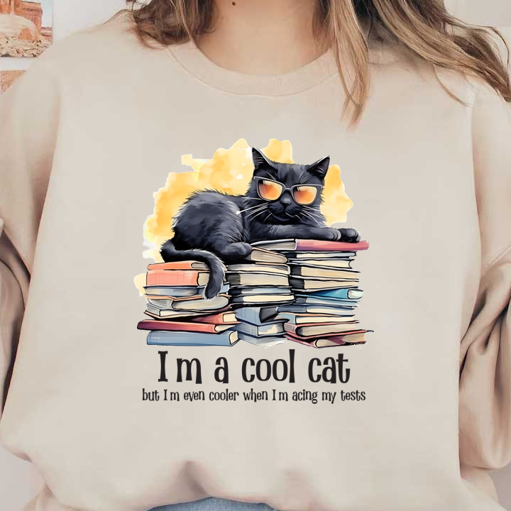 Un elegante gato negro con gafas de sol descansa sobre una pila de libros coloridos, con la leyenda "Soy un gato genial".