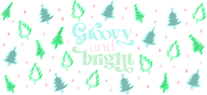 Un diseño vibrante y divertido que presenta árboles festivos y la alegre frase "Groovy and Bright!", perfecto para decoraciones navideñas. Transferencias UV