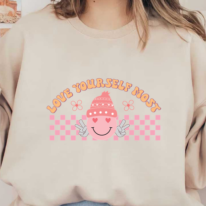 Un diseño alegre que presenta un personaje sonriente con un sombrero rosa y que promueve el amor propio con las palabras "Ámate a ti mismo más".