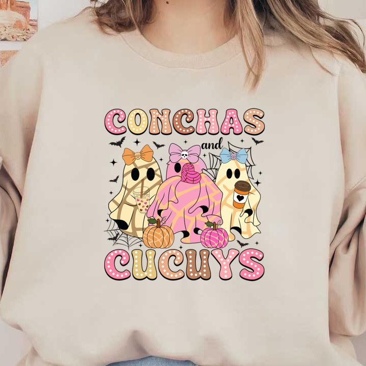 Una divertida ilustración de tres simpáticos fantasmas vestidos con trajes inspirados en las conchas, rodeados de calabazas y el texto "Conchas Cucuy".