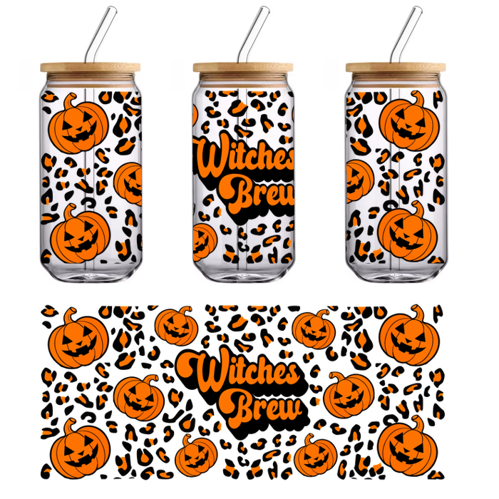 Un diseño festivo de Halloween con divertidas calabazas y el texto "Witches Brew" sobre un fondo negro. Transferencias UV