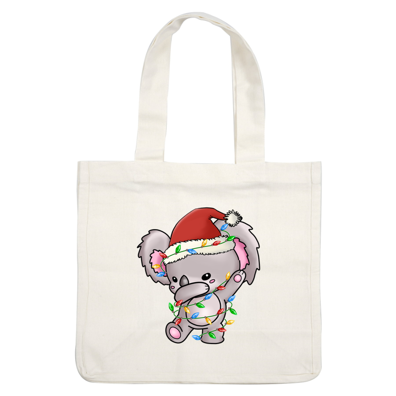 Un simpático koala de dibujos animados lleva un gorro de Papá Noel y está envuelto juguetonamente en coloridas luces navideñas.