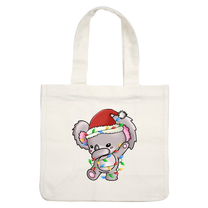 Un simpático koala de dibujos animados lleva un gorro de Papá Noel y está envuelto juguetonamente en coloridas luces navideñas.