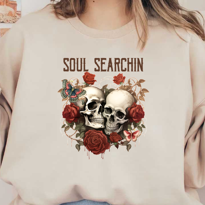 Un gráfico llamativo que presenta dos calaveras rodeadas de rosas y mariposas, con las palabras "Soul Searchin" (Búsqueda de almas) destacadas.