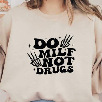 Un diseño gráfico audaz que presenta la frase "DO MILF NOT DRUGS" (MILF, NO DROGAS), acentuada con manos esqueléticas y estrellas decorativas.