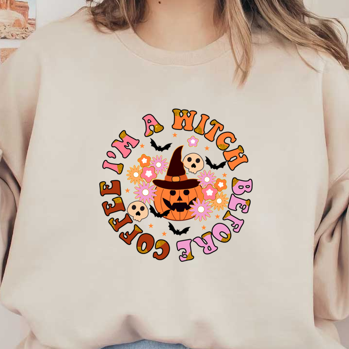 Un divertido diseño con temática de Halloween que presenta una calabaza con un sombrero de bruja, rodeada de flores y calaveras con texto festivo.