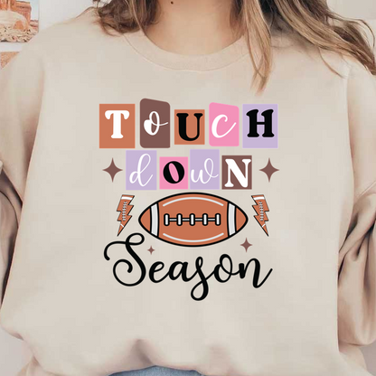 Celebre la emoción del fútbol con este vibrante diseño "Touchdown Season" que presenta letras divertidas y una ilustración clásica del fútbol.