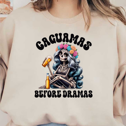 Una ilustración caprichosa de un esqueleto con cabello azul suelto y corona de flores, sosteniendo botellas de cerveza y la frase "Caguamas antes de los dramas".