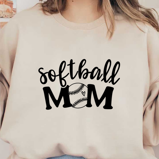 Un diseño elegante que incluye las palabras "Softball MOM" junto con el gráfico de una pelota de softbol, ​​perfecto para las orgullosas mamás deportistas. Transferencias DTF