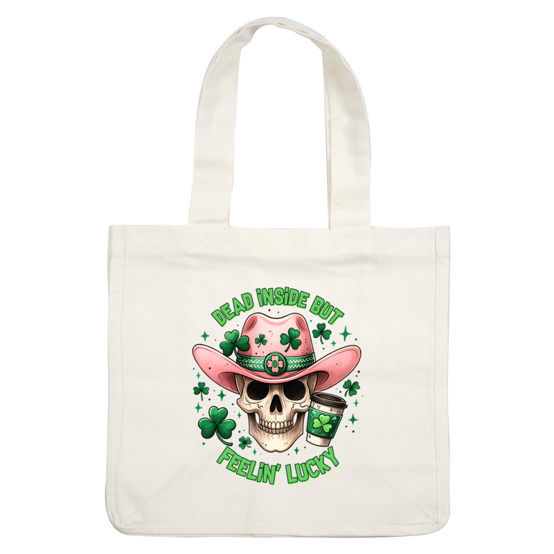 Un diseño divertido que presenta una calavera con un sombrero de vaquero rosa rodeada de tréboles y la frase "Dead Inside But Feelin' Lucky" (Muerto por dentro pero con suerte).