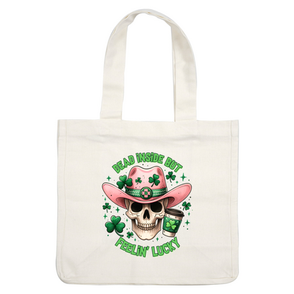 Un diseño divertido que presenta una calavera con un sombrero de vaquero rosa rodeada de tréboles y la frase "Dead Inside But Feelin' Lucky" (Muerto por dentro pero con suerte).