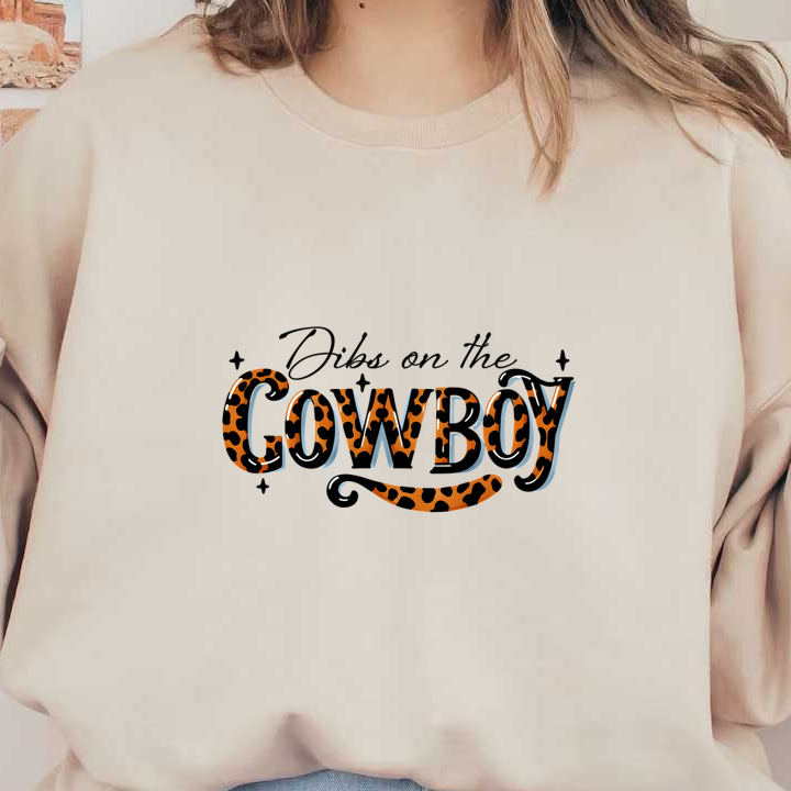 Un gráfico divertido y vibrante que presenta la frase "Ride on the Cowboy" en un elegante diseño con estampado de leopardo.