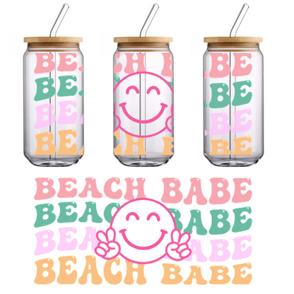 Diseño gráfico colorido con la frase "Beach Babe" y una carita sonriente alegre, ¡perfecto para las vibraciones del verano! Transferencias UV