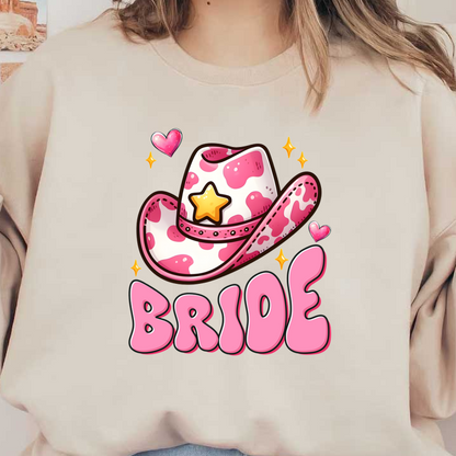 Un divertido sombrero de vaquero rosa adornado con una estrella y corazones, que presenta la palabra "BRIDE" (NOVIA) en letras divertidas y llamativas.