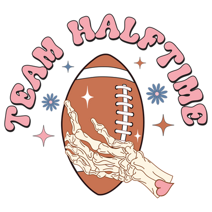 Un diseño divertido que presenta una mano de esqueleto sosteniendo una pelota de fútbol y la frase "Team Halftime" (Equipo medio tiempo) en encantadoras letras rosas.