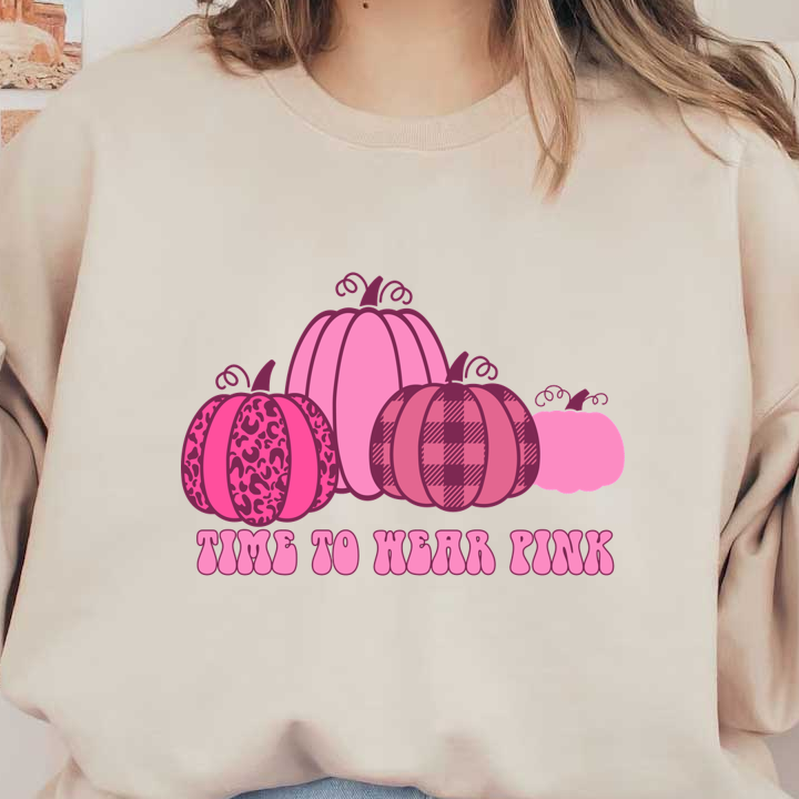 Un diseño caprichoso que presenta calabazas rosas en varios patrones, con la divertida frase "Time to Wear Pink" debajo.