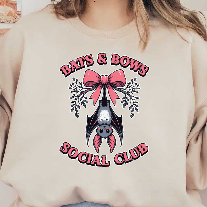 Un diseño divertido y caprichoso que presenta un lindo murciélago colgando de un lazo rosa, y que promueve el "Bats &amp; Bows Social Club".