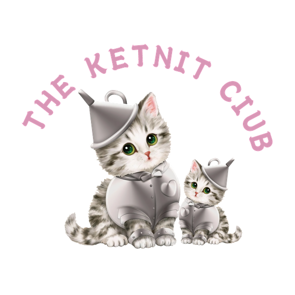 Adorables gatitos de dibujos animados vestidos con trajes de hombre de hojalata plateados, con una fuente caprichosa que dice "The Ketnit Club".