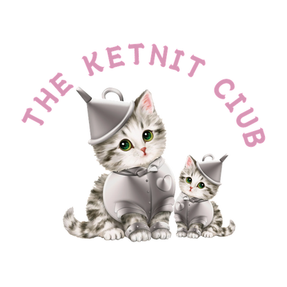 Adorables gatitos de dibujos animados vestidos con trajes de hombre de hojalata plateados, con una fuente caprichosa que dice "The Ketnit Club".