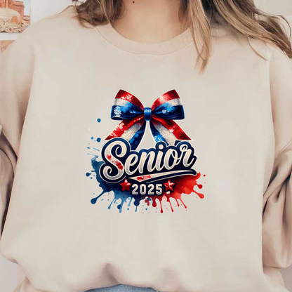 Celebre la clase de 2025 con este vibrante diseño en rojo, blanco y azul que presenta un moño festivo y un texto llamativo "Senior". Transferencias DTF