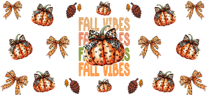 Un diseño vibrante con temática otoñal que presenta calabazas rayadas, detalles de hojas y lazos divertidos, todo ello expresando vibraciones acogedoras de otoño. Transferencias UV